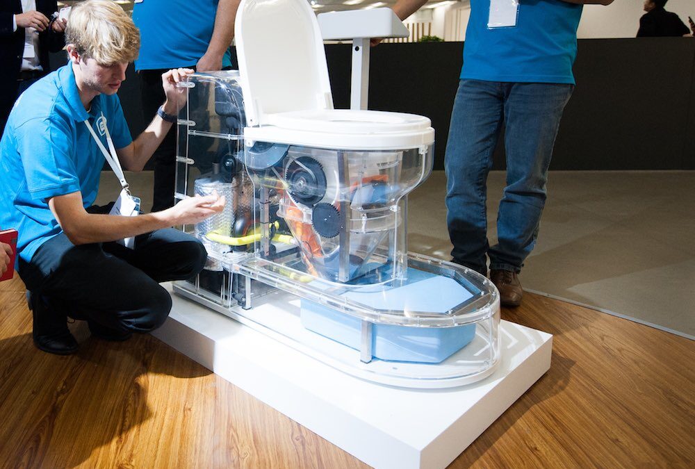 El WC de Bill Gates, sin agua ni desagües, y transforma las heces en fertilizante